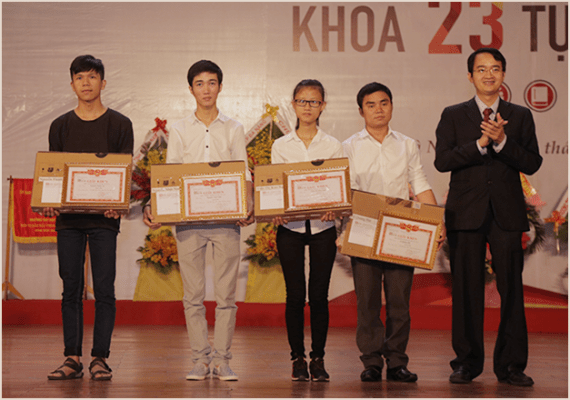 Sinh viên Trần Thị Kim Ngân (nữ đứng chính giữa) nhận Máy tính do ĐH Duy Tân trao tặng cho những thí sinh điểm cao trong ngày khai giảng